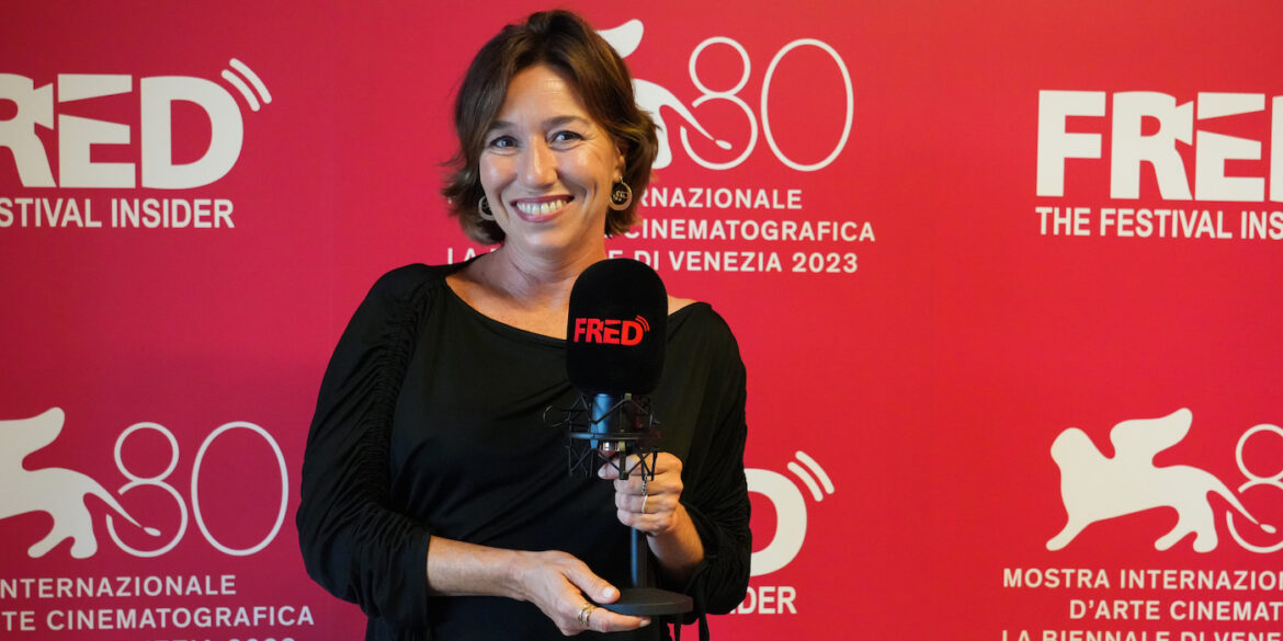 Lola Dueñas posa con el FRED Award