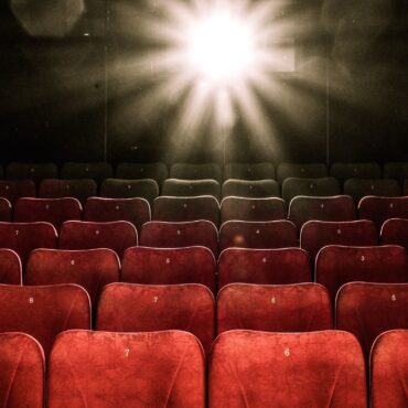 Sedili di una sala cinematografica per annunciare i film usciti al cinema questa settimana