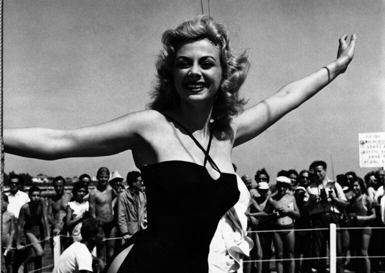©lapresse archivio storico spettacolo cinema Venezia 30-08-1956 Sandra Milo nella foto: Sandra Milo alla mostra cinematografica di Venezia