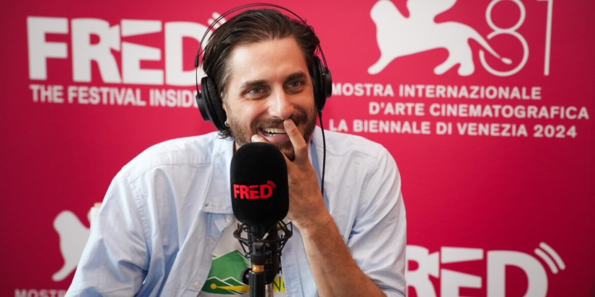 Luca Marinelli ai microfoni di Fred Radio