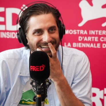 Luca Marinelli ai microfoni di Fred Radio