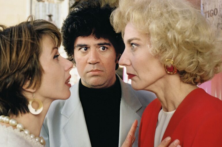 Pedro Almodóvar, between Victoria Abril and Marisa Paredes, during the filming of 'High Heels'