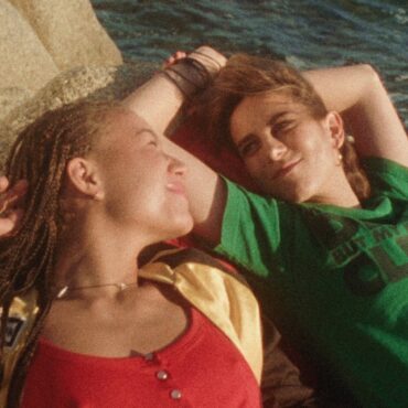 STEREO GIRLS by Caroline Deruas Peano