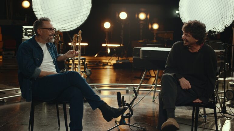 Brunori Sas e Riccardo Sinigallia in Brunori Sas – Il tempo delle noci di Giacomo Triglia