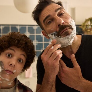 Javi Leoni ed Edoardo Leo in una scena di Per te