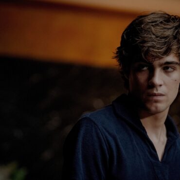 Lorenzo Zurzolo in una scena di Squali