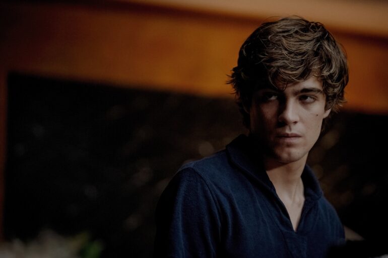 Lorenzo Zurzolo in una scena di Squali