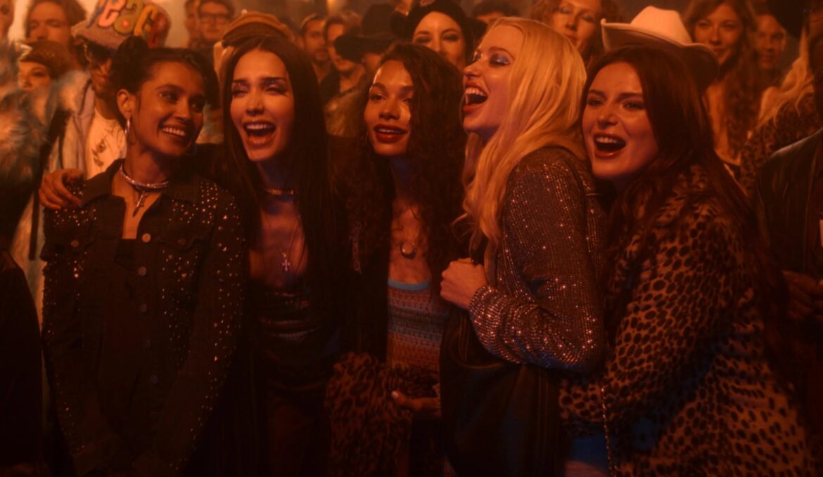 Helena Howard, Bella Thorne, Zion Moreno, Chloe Cherry and Sophia Ali in a scene from Find your friends