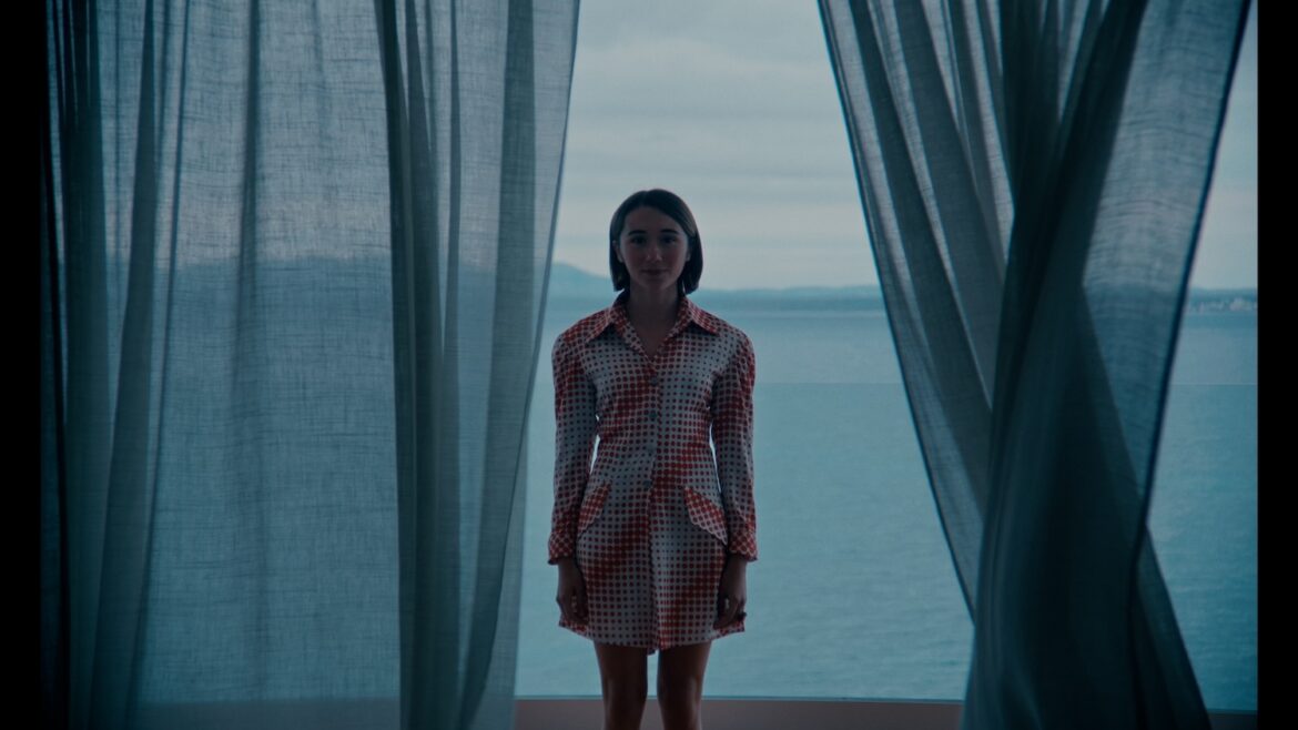 Zoe Stein in a scene from Forastera by Lucía Aleñar Iglesias