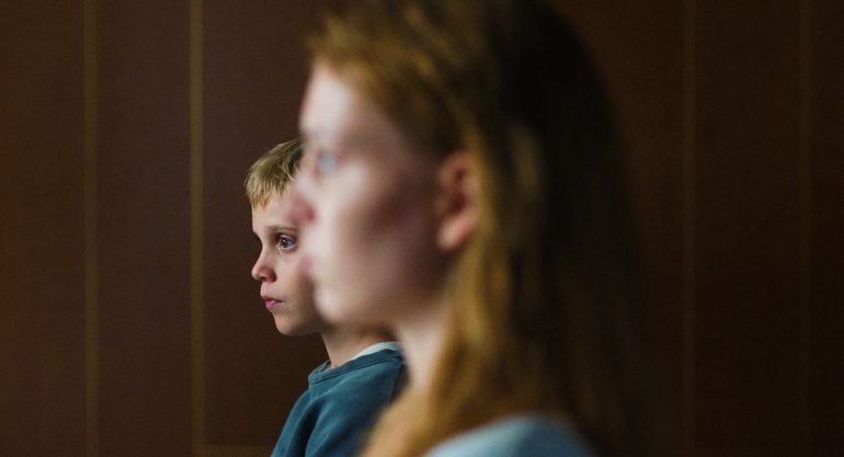 Finn Vogels and Celeste Holsheimer in A family