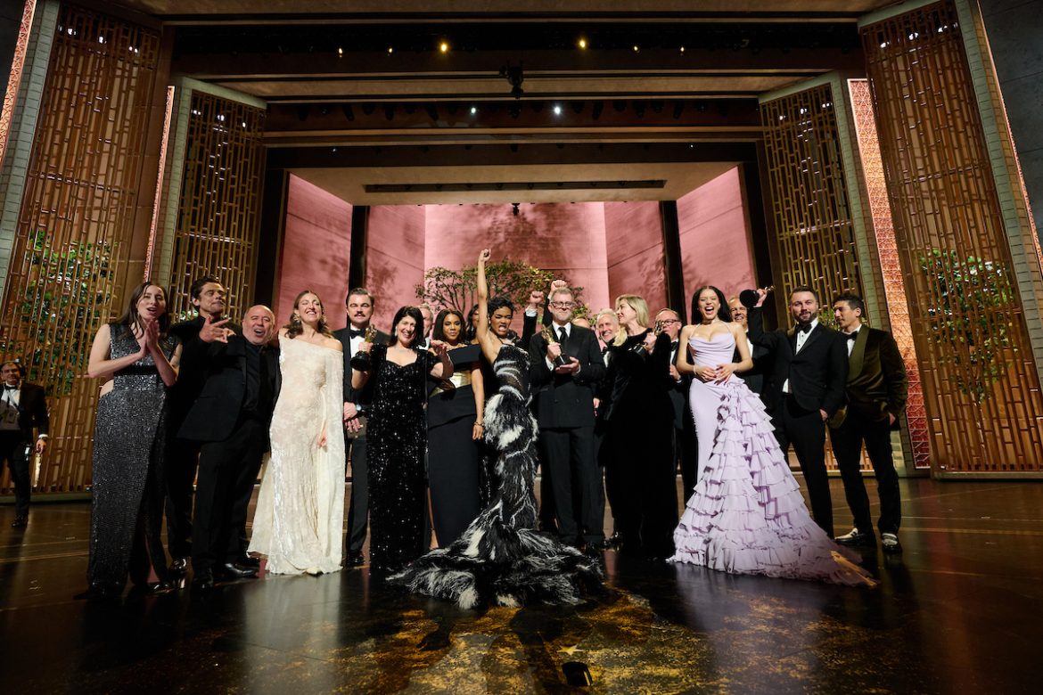 Paul Thomas Anderson, Sarah Murphy, Anthony Carlino, Will Weiske, Andy Jurgensen, Teyana Taylor, Michael Bauman, Cassandra Kulukundis, Regina Hall, Shayna McHale aka Junglepussy, Leonardo DiCaprio, Chase Infiniti and Benicio del Toro accept the Oscar® for Best Picture during the 98th Oscars® Credit/Provider Richard Harbaugh / The Academy Copyright ©A.M.P.A.S.