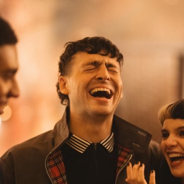 Anthony Boyle e Lola Pettigrew in I See Buildings Fall Like Lightning