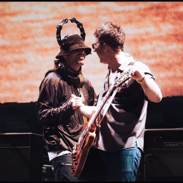Liam and Noel Gallagher in the film Oasis: Don't look back in Anger