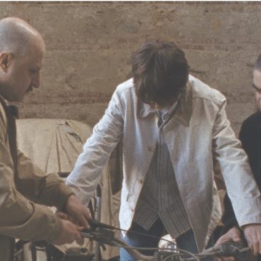Riccardo Scamarcio e Fausto Russo Alesi in I Figli della Scimmia