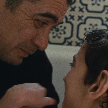 Riccardo Scamarcio in una scena de I Figli della scimmia