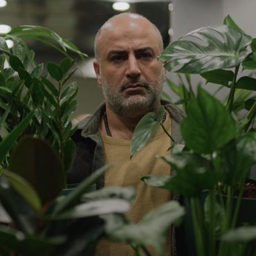 Misagh Zareh in una scena di A Bit of light di Ali Asgari