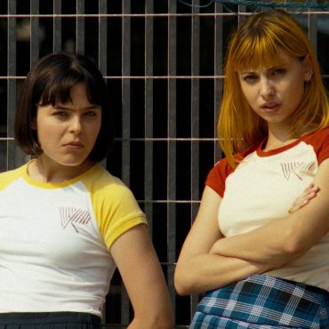 Sara Ciocca e Anita Serafini in Le ragazzine stanno perdendo il controllo di Pierluca Di Pasquale